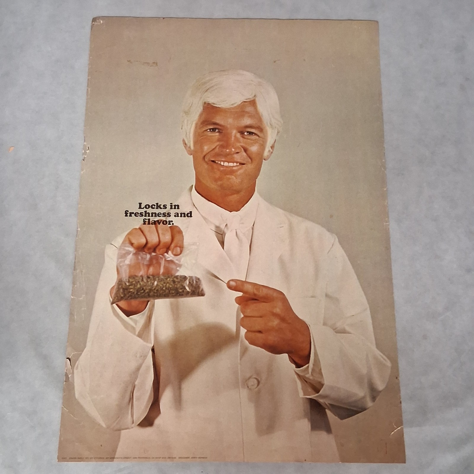 1971 Grass Bag Wall Poster Locks in Fresshness and Flavor 23″ x 34″ – Damaged